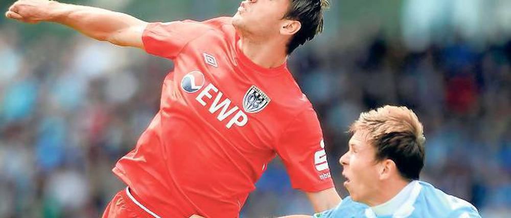 Zwei ungenutzte Möglichkeiten. Babelsbergs Stürmer Markus Müller (links) – hier im Duell mit Marcel Wilke – hatte den Ausgleich auf dem Fuß.
