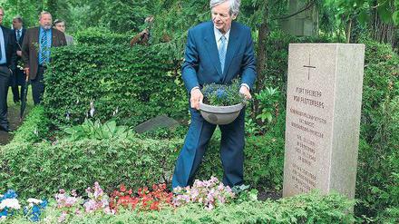Erinnerung an NS-Widerstand. Karl-Wilhelm von Plettenberg am Grab seines Vaters Kurt auf dem Bornstedter Friedhof. Der 74-jährige pensionierte Architekt aus Essen war 1985 zum ersten Mal in Potsdam.