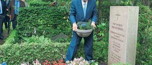 Erinnerung an NS-Widerstand. Karl-Wilhelm von Plettenberg am Grab seines Vaters Kurt auf dem Bornstedter Friedhof. Der 74-jährige pensionierte Architekt aus Essen war 1985 zum ersten Mal in Potsdam.