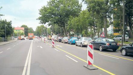 Bitte anstellen. An die Baustelle an der Kreuzung von Heinrich-Mann-Allee und Horstweg werden sich die Autofahrer in den nächsten Monaten gewöhnen. Seit Mittwochnachmittag ist hier Geduld gefragt. Alternative Strecken gibt es kaum.