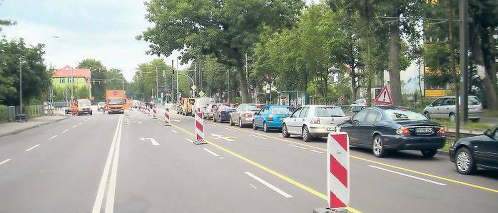 Bitte anstellen. An die Baustelle an der Kreuzung von Heinrich-Mann-Allee und Horstweg werden sich die Autofahrer in den nächsten Monaten gewöhnen. Seit Mittwochnachmittag ist hier Geduld gefragt. Alternative Strecken gibt es kaum.