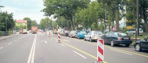 Bitte anstellen. An die Baustelle an der Kreuzung von Heinrich-Mann-Allee und Horstweg werden sich die Autofahrer in den nächsten Monaten gewöhnen. Seit Mittwochnachmittag ist hier Geduld gefragt. Alternative Strecken gibt es kaum.
