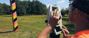 Neuvermessung. Andreas Blankenfeld, Vermesser der Landesvermessung und Geobasisinformation Brandenburg, vor dem Neiße-Deich bei Bahren an der deutschen Grenze zu Polen.