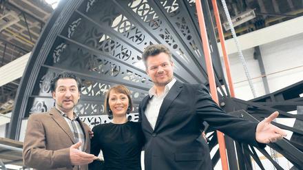 Riesenfächer. Die Sänger Michael Bachtadze (l), Viktorija Kaminskaite und Christian Schleicher vor dem 12 Meter hohen Fächertor,das in Babelsberg entstand.