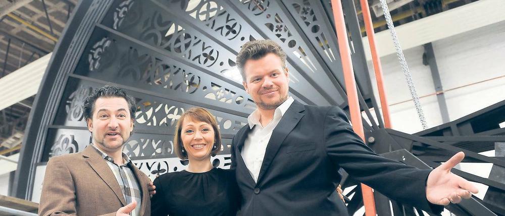 Riesenfächer. Die Sänger Michael Bachtadze (l), Viktorija Kaminskaite und Christian Schleicher vor dem 12 Meter hohen Fächertor,das in Babelsberg entstand.