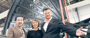 Riesenfächer. Die Sänger Michael Bachtadze (l), Viktorija Kaminskaite und Christian Schleicher vor dem 12 Meter hohen Fächertor,das in Babelsberg entstand.