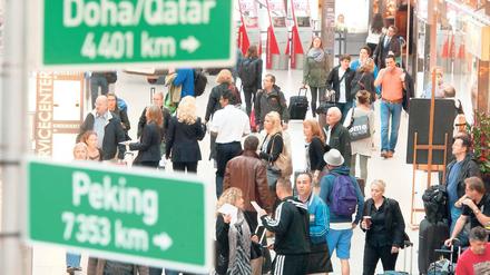 Voller Betrieb. Der Flughafen Tegel sollte eigentlich schon Geschichte sein – doch nach dem Skandal um die Nicht-Eröffnung des neuen Flughafens in Schönefeld ist er offen und bis in die Nacht hinein ausgelastet.