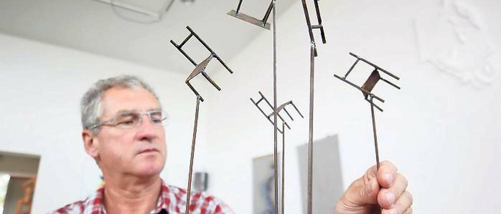 Bald über Beelitz: José Nuevo mit seinem Entwurf für eine Installation an der Nieplitz.