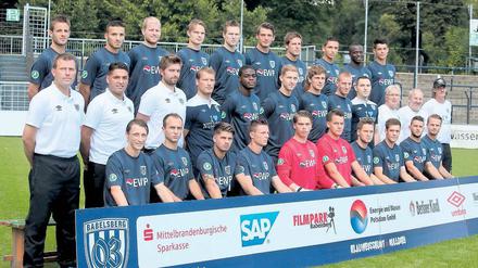 Die neuen Nulldreier. Das erste Mannschaftsfoto des Fußball-Drittligisten SV Babelsberg 03 für die Saison 2012/13 mit (hinten von links) Benjamin Kauffmann, Süleyman Koc, Philipp Kreuels, Christian Groß, Julian Prochnow, Markus Müller, Oliver Heil, Zlatko Hebib, Assimiou Touré und Aaron Berzel – dessen Verpflichtung noch nicht ganz sicher ist –, (Mitte von links) Trainer Christian Benbennek, Co-Trainer Cem Efe, Torwarttrainer Sebastian Rauch, Physiotherapeut Matthias Pefestorff, Kofi Yeboah Schulz, Nicolas Hebisch, Daniel Reiche, Kai-Fabian Schulz, Mannschaftsarzt Dr. med. Ralf Doyscher, Mannschaftsbetreuer Matthias May, Mannschaftsbetreuer Detlef Bielefeld und Mannschaftsleiter Marcus Petsch sowie (vorn v. l.) Matthias Rudolph, Sergej Evljuskin, Lennart Hartmann, Dennis Lemke, Frederic Löhe, Daniel Zacher, Matthias Kühne, Niko Opper, Oliver Kragl und Christian Essig.