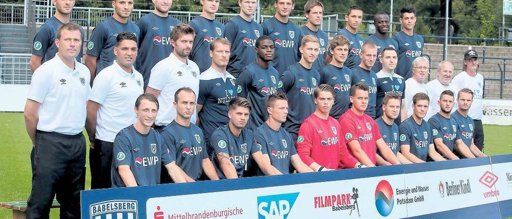 Die neuen Nulldreier. Das erste Mannschaftsfoto des Fußball-Drittligisten SV Babelsberg 03 für die Saison 2012/13 mit (hinten von links) Benjamin Kauffmann, Süleyman Koc, Philipp Kreuels, Christian Groß, Julian Prochnow, Markus Müller, Oliver Heil, Zlatko Hebib, Assimiou Touré und Aaron Berzel – dessen Verpflichtung noch nicht ganz sicher ist –, (Mitte von links) Trainer Christian Benbennek, Co-Trainer Cem Efe, Torwarttrainer Sebastian Rauch, Physiotherapeut Matthias Pefestorff, Kofi Yeboah Schulz, Nicolas Hebisch, Daniel Reiche, Kai-Fabian Schulz, Mannschaftsarzt Dr. med. Ralf Doyscher, Mannschaftsbetreuer Matthias May, Mannschaftsbetreuer Detlef Bielefeld und Mannschaftsleiter Marcus Petsch sowie (vorn v. l.) Matthias Rudolph, Sergej Evljuskin, Lennart Hartmann, Dennis Lemke, Frederic Löhe, Daniel Zacher, Matthias Kühne, Niko Opper, Oliver Kragl und Christian Essig.