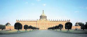 Reine Machtdemonstration. Das Neue Palais am Rande von Park Sanssouci.