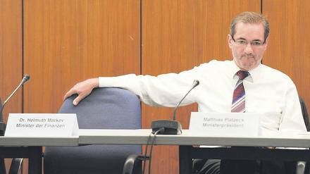 Es gibt angenehmere Termine. Brandenburgs Regierungschef Matthias Platzeck (SPD) hat derzeit wenig zu Lachen – vor allem wegen des Skandals um die Nicht-Eröffnung des neuen Flughafens BER und den Skandal um rechtswidrig herabgesetzte Schallschutzstandards für Tausende Flughafenanrainer. Vor dem Hauptausschuss des Landtages, dem er Fragen zum Flughafen beantworten musste, war ihm das am Donnerstag teils deutlich anzusehen.