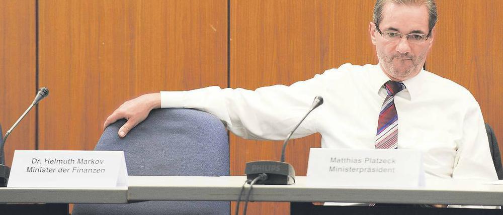Es gibt angenehmere Termine. Brandenburgs Regierungschef Matthias Platzeck (SPD) hat derzeit wenig zu Lachen – vor allem wegen des Skandals um die Nicht-Eröffnung des neuen Flughafens BER und den Skandal um rechtswidrig herabgesetzte Schallschutzstandards für Tausende Flughafenanrainer. Vor dem Hauptausschuss des Landtages, dem er Fragen zum Flughafen beantworten musste, war ihm das am Donnerstag teils deutlich anzusehen.