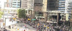 Durch die Straßen von Calgary. Der Fanfarenzug Potsdam bei der Parade.
