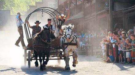 Echter Feinstaub, echte Kerle. Hin und wieder wurde im wilden Westen auf der Mainstreet eine Postkutsche überfallen. Zumindest dürfen das die Besucher im „Eldorado“ in Templin gern glauben. Ansonsten geht es hier aber recht friedlich zu. Es gibt sogar Zahnarzt und Apotheker. Abends wird im Saloon getanzt und wer es nicht bis nach Hause schafft, der kann sich ein Ferienhäuschen mieten.