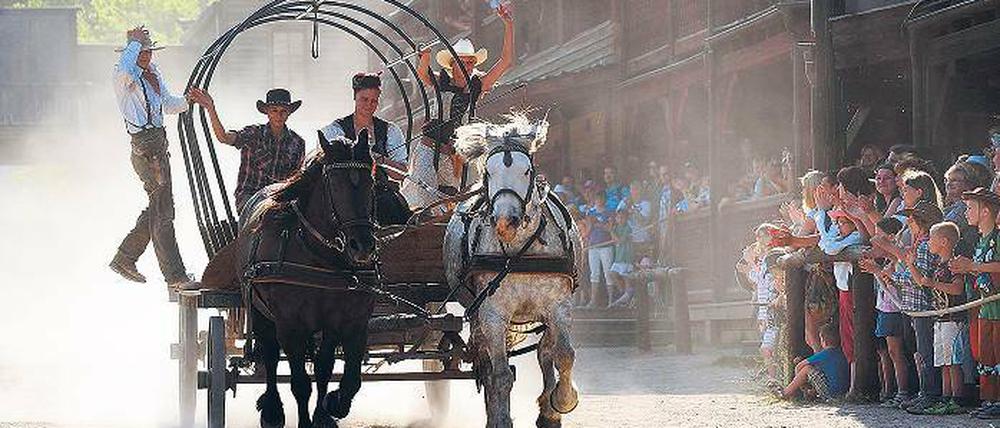 Echter Feinstaub, echte Kerle. Hin und wieder wurde im wilden Westen auf der Mainstreet eine Postkutsche überfallen. Zumindest dürfen das die Besucher im „Eldorado“ in Templin gern glauben. Ansonsten geht es hier aber recht friedlich zu. Es gibt sogar Zahnarzt und Apotheker. Abends wird im Saloon getanzt und wer es nicht bis nach Hause schafft, der kann sich ein Ferienhäuschen mieten.