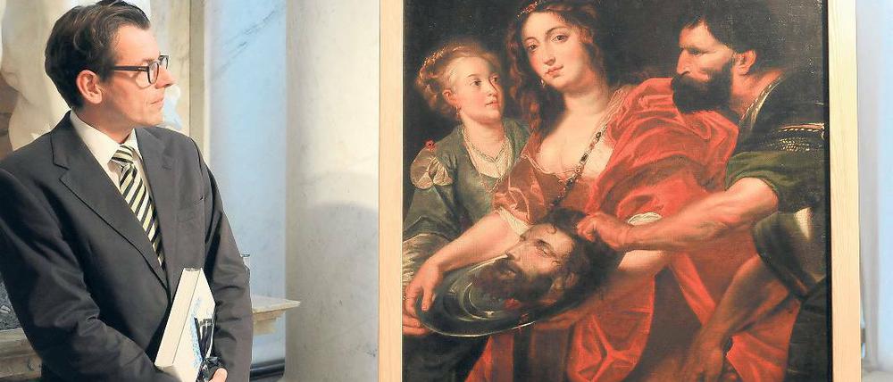 Ja, ist doch ganz schön. Stiftungsdirektor Hartmut Dorgerloh betrachtet die zeitgenössische Kopie des Rubens-Bildes „Salome mit dem Haupt Johannes des Täufers“, die nach 1945 als verschollen galt und am Mittwoch in die Gemäldegalerie in Sanssouci zurückgekehrt ist.