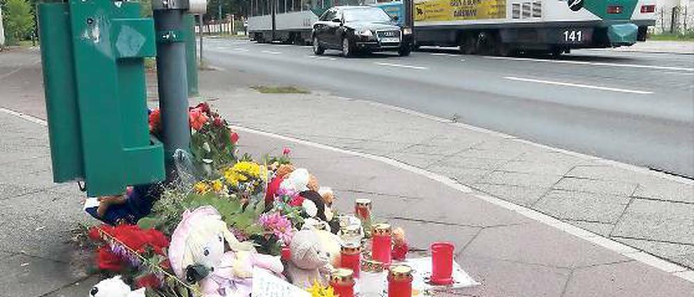 Ort der Trauer. Kerzen, Blumen und Plüschtiere erinnern an das verunglückte vierjährige Mädchen. Der Unfallverursacher hatte nicht hinter der haltenden Tram gewartet.