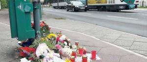 Ort der Trauer. Kerzen, Blumen und Plüschtiere erinnern an das verunglückte vierjährige Mädchen. Der Unfallverursacher hatte nicht hinter der haltenden Tram gewartet.
