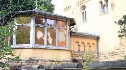 Eingeschlagene Fenster am Kleinmachnower Wahrzeichen: Die Hakeburg steht seit Jahren leer, jetzt weist sie Spuren von Vandalismus auf. In Kleinmachnow häufen sich die Fälle seit Ferienbeginn.