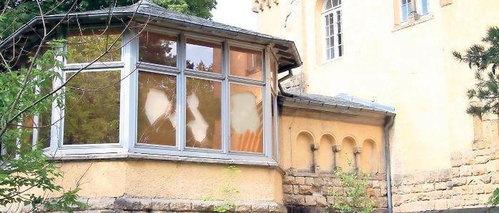 Eingeschlagene Fenster am Kleinmachnower Wahrzeichen: Die Hakeburg steht seit Jahren leer, jetzt weist sie Spuren von Vandalismus auf. In Kleinmachnow häufen sich die Fälle seit Ferienbeginn.