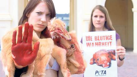 Blut an den Händen. Protest von Peta gegen Nerzfarmen.