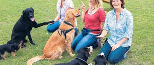 Auf den Hund gekommen. Die Hundetrainerinnen Christin Appel, Eileen Krüger, Astrid Weiß (v.l.).