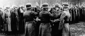 Eid auf den Führer. Mitglieder der 14. Waffen-SS-Division „Galizien“ beim Fahneneid. Nach dem Angriff auf Russland sollte der „jüdische Bolschewismus“ im Osten vernichtet werden. Allein die Division „Galizien“ soll in der Ukraine 800 Menschen erschossen haben.