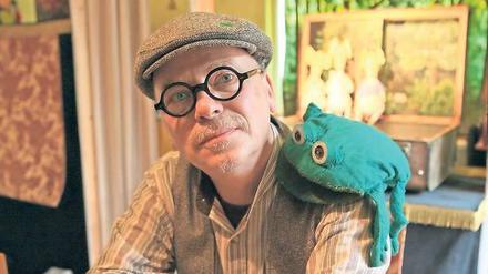 Sei ein Frosch. Puppenspieler Udo Weber und sein nächster Hauptdarsteller, der Frosch. Er ist genauso lange im Geschäft wie Weber selbst – vor 30 Jahren begannen beide ihre Karriere.