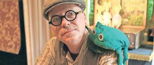 Sei ein Frosch. Puppenspieler Udo Weber und sein nächster Hauptdarsteller, der Frosch. Er ist genauso lange im Geschäft wie Weber selbst – vor 30 Jahren begannen beide ihre Karriere.