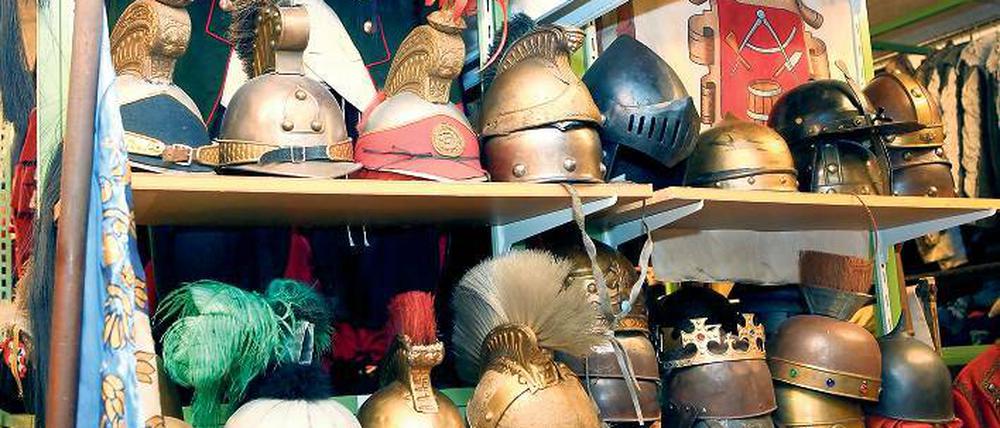 Immer richtig behelmt. Im Babelsberger Kostümfundus lagern mehr als 250 000 Kostüme aus zahlreichen Epochen.