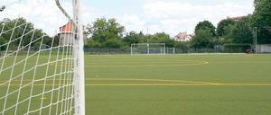 Freie Sicht aufs Tor. In den Ferien tut sich wenig auf den Potsdamer Fußballplätzen. Doch zu Beginn des neuen Schuljahres wird es für die Vereine schwierig, alle Kinder und Jugendliche unterzubringen. Die Plätze reichen kaum noch aus.