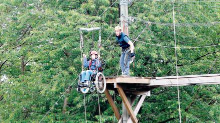 Davon träumt man im Landkreis noch: Ein Hochseilgarten speziell für Rullstuhlfahrer wie hier im Bergischen Land.