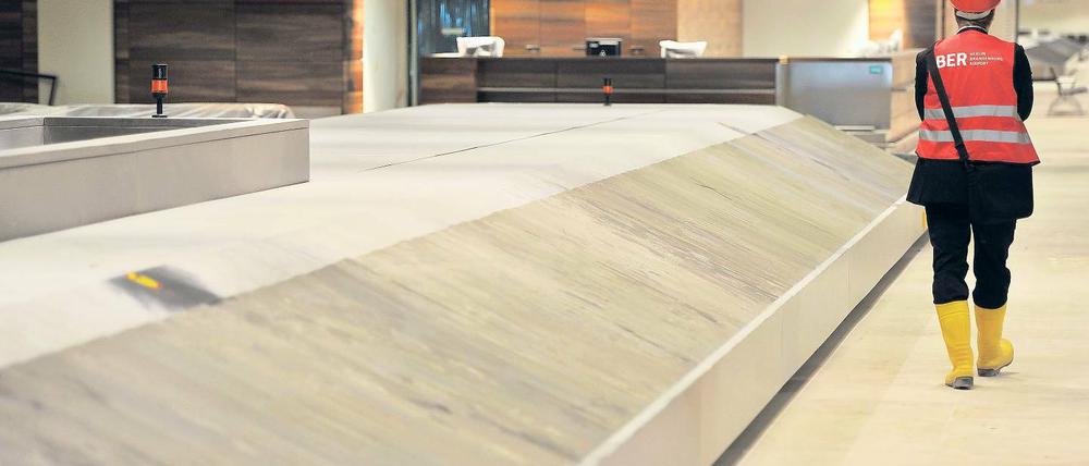Ziemlich sauber. Die Kofferbänder am Schönefelder Großflughafen BER sind fertig, die Monitore leuchten, das Holz schimmert. Vieles ist schon fertig, doch geflogen wird trotzdem nicht. Nach Angaben der Flughafengesellschaft sind nach wie vor allein im Terminal 1000 Bauarbeiter beschäftigt.