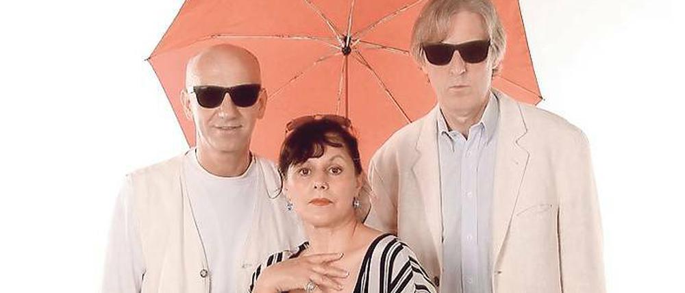 Auch wenn es regnet. Auf ihrer „Seebühne“ stehen Gretel Schulze, Andreas Zieger und Helmut Fensch (r.) vom Kabarett Obelisk in ihrer aktuellen Produktion „Carmen für Landratten“ nicht.