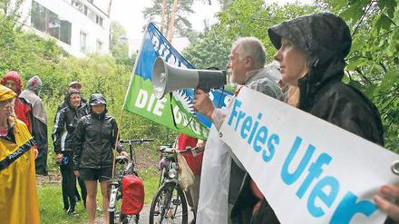 Unverzagt. Rund 25 Demonstranten waren am Samstag in Groß Glienicke.