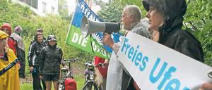 Unverzagt. Rund 25 Demonstranten waren am Samstag in Groß Glienicke.