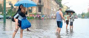 Land unter. Die Kreuzung Zeppelinstraße/Geschwister-Scholl-Straße wurde am Samstagnachmittag zu einem fast knietiefen See. Anwohner nutzten die Situation für Fußbäder und Schnappschüsse, wie PNN-Leser Robert Sieglitz, der uns das Foto schickte.
