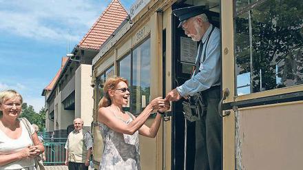 Fahrkarte ehrenhalber: Peter Ernst begrüßte die Sabine Fricke-Gottschild als 10000. Besucherin.