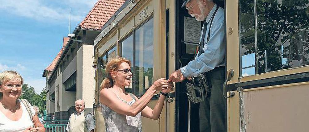 Fahrkarte ehrenhalber: Peter Ernst begrüßte die Sabine Fricke-Gottschild als 10000. Besucherin.