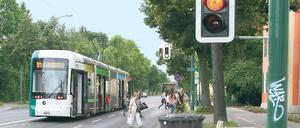 Gefährlicher Ausstieg. Die Haltestelle Stormstraße/Im Bogen ist eine von acht in Potsdam, an denen die Fahrgäste direkt auf der Fahrbahn aussteigen müssen. Als der Unfall geschah, war die Haltestellen-Ampel abgeschaltet.