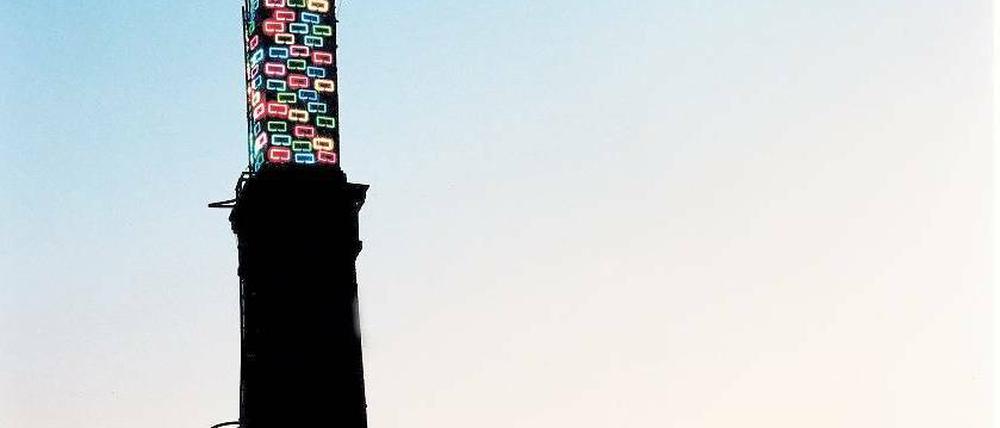 Schön war die Zeit. Es waren die besseren Tage, als am Schornstein des Waschhauses noch die Neoninstallation von Jan Henderikse leuchtet. Das Heute dagegen ist nur noch dunkel und hoffnungslos.