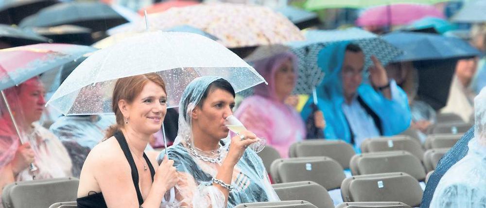 Abgesoffen. Wegen des Unwetters musste auf dem Berliner Gendarmenmarkt ein Konzert abgebrochen werden.