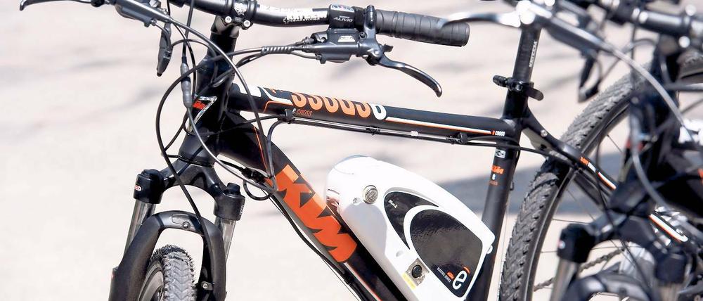 Fahrrad mit dem gewissen Etwas: Pedelecs mit einem 250-Watt Elektromotor sind umweltschonend und erleichtern dem Fahrer das Treten. Pendler können lästigen Staus so auf dem Radweg entgehen.