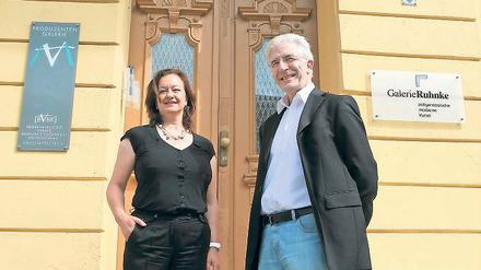 Ein Haus, zwei Konzepte. Daniela Dietsche und Werner Ruhnke vor der Charlottenstraße 122, jetzt gemeinsamer Sitz der Galerie „M“ und der Galerie Ruhnke.
