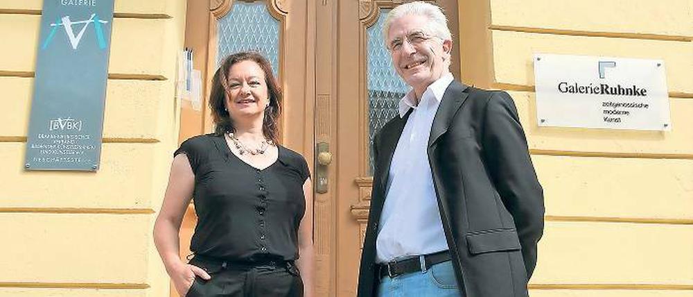 Ein Haus, zwei Konzepte. Daniela Dietsche und Werner Ruhnke vor der Charlottenstraße 122, jetzt gemeinsamer Sitz der Galerie „M“ und der Galerie Ruhnke.