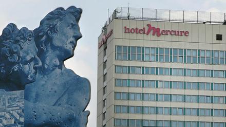 Blick aufs Mercure. Bleibt es stehen? Reißt es einer ab? Baut einer neu? Alle Fragen sind derzeit wieder offen.