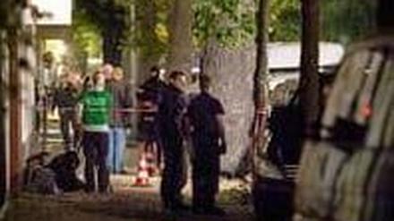 Spurensicherung in der Provinzstraße: In der Nacht zu Donnerstag fielen Schüsse vor einem Rockerclub der Bandidos.