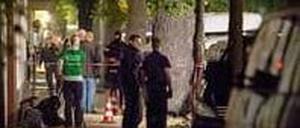 Spurensicherung in der Provinzstraße: In der Nacht zu Donnerstag fielen Schüsse vor einem Rockerclub der Bandidos.