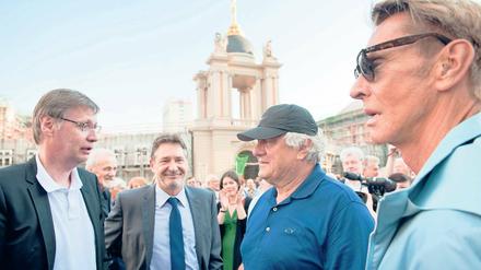 Promi-Power. Bei der Demo auf dem Alten Markt halfen unter anderem TV-Moderator Günther Jauch (l.), Modeschöpfer Wolfgang Joop (r.) und Oberbürgermeister Jann Jakobs, Hasso Plattner (2.v.r.) umzustimmen. Nun baut er die Kunsthalle doch am Stadtrand.